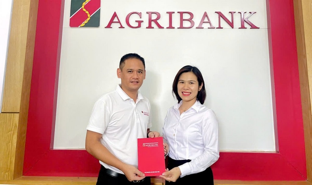 Lãnh đạo Agribank chi nhánh Hàm Yên trao thưởng cho đồng chí Nguyễn Tất Thành, Giám đốc Phòng giao dịch Thái Hoà vì đã có thành tích ngăn chặn kịp thời vụ lừa đảo, giúp bảo toàn được tài sản cho khách hàng