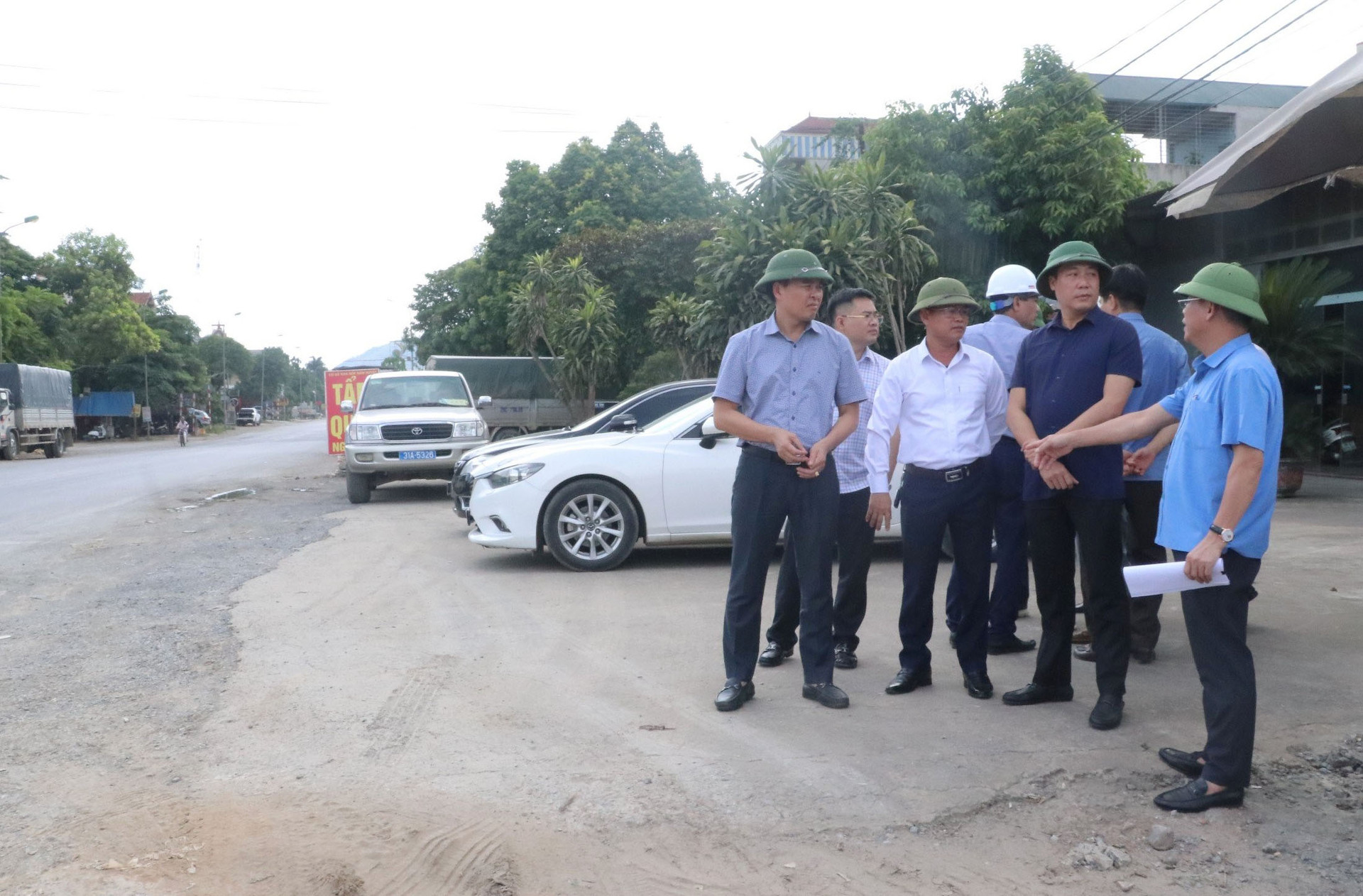 lanh-dao-huyen-chuong-my-kiem-tra-tien-do-giai-phong-mat-bang-phuc-vu-thi-cong-du-an-cai-tao-nang-cap-quoc-lo-6-doan-ba-la-xuan-mai..jpg