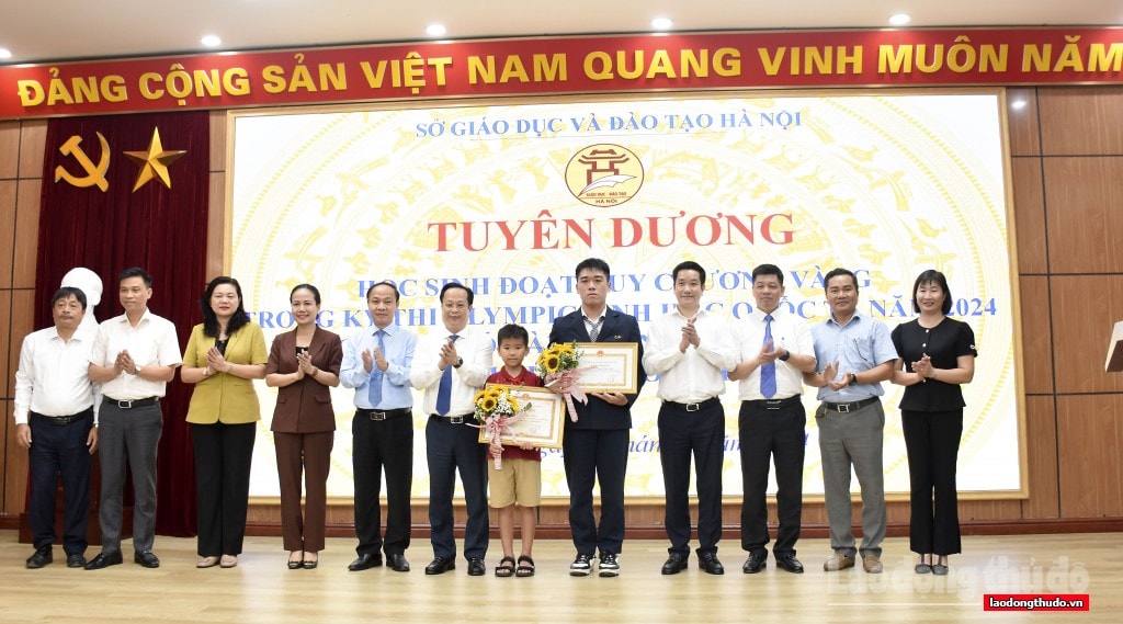 Biểu dương tấm gương học sinh có thành tích cao và hành động đẹp, việc làm tốt