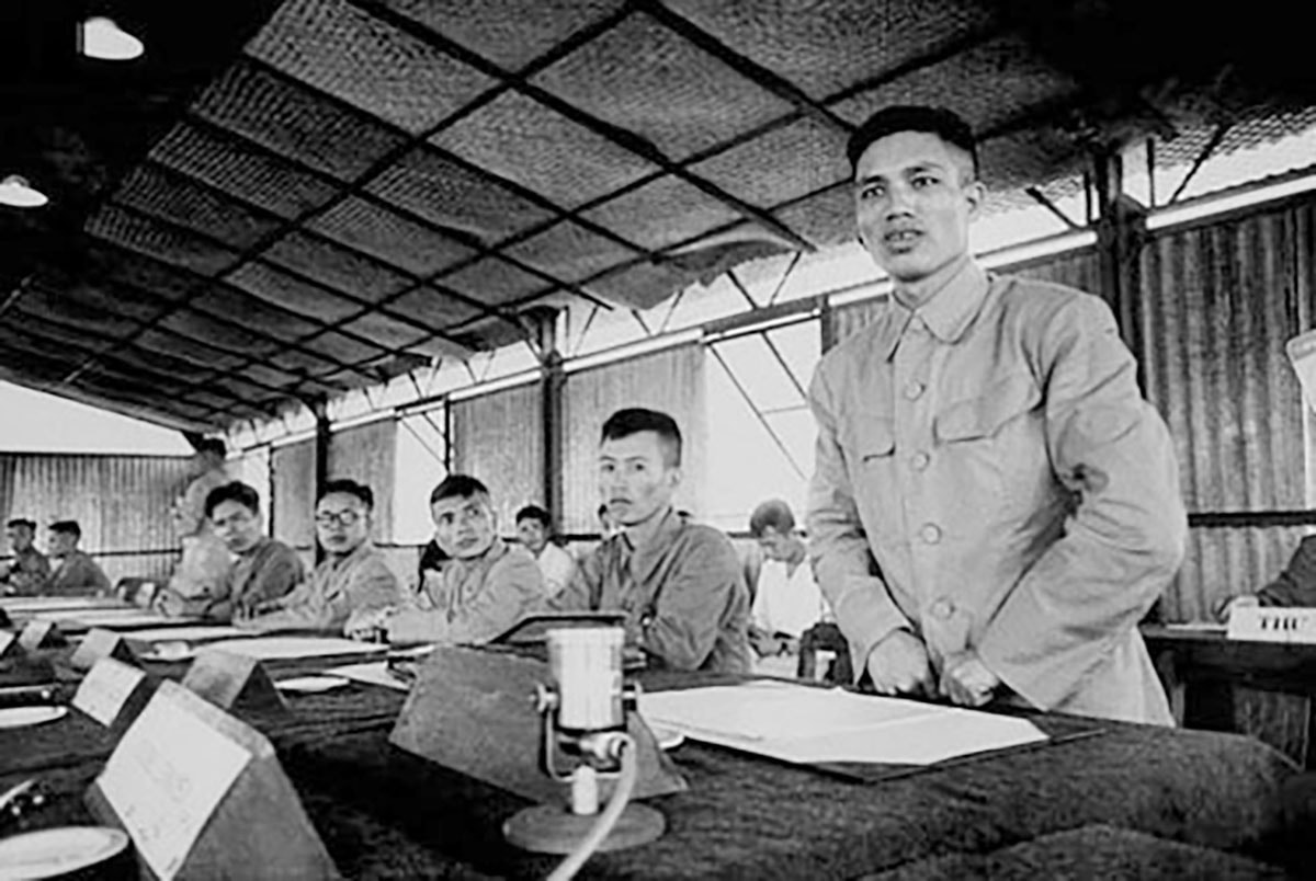 tong-tham-muu-truong-van-tien-dung-tai-hoi-nghi-quan-su-trung-gia-thang-7-1954.-anh-tu-lieu(1).jpg