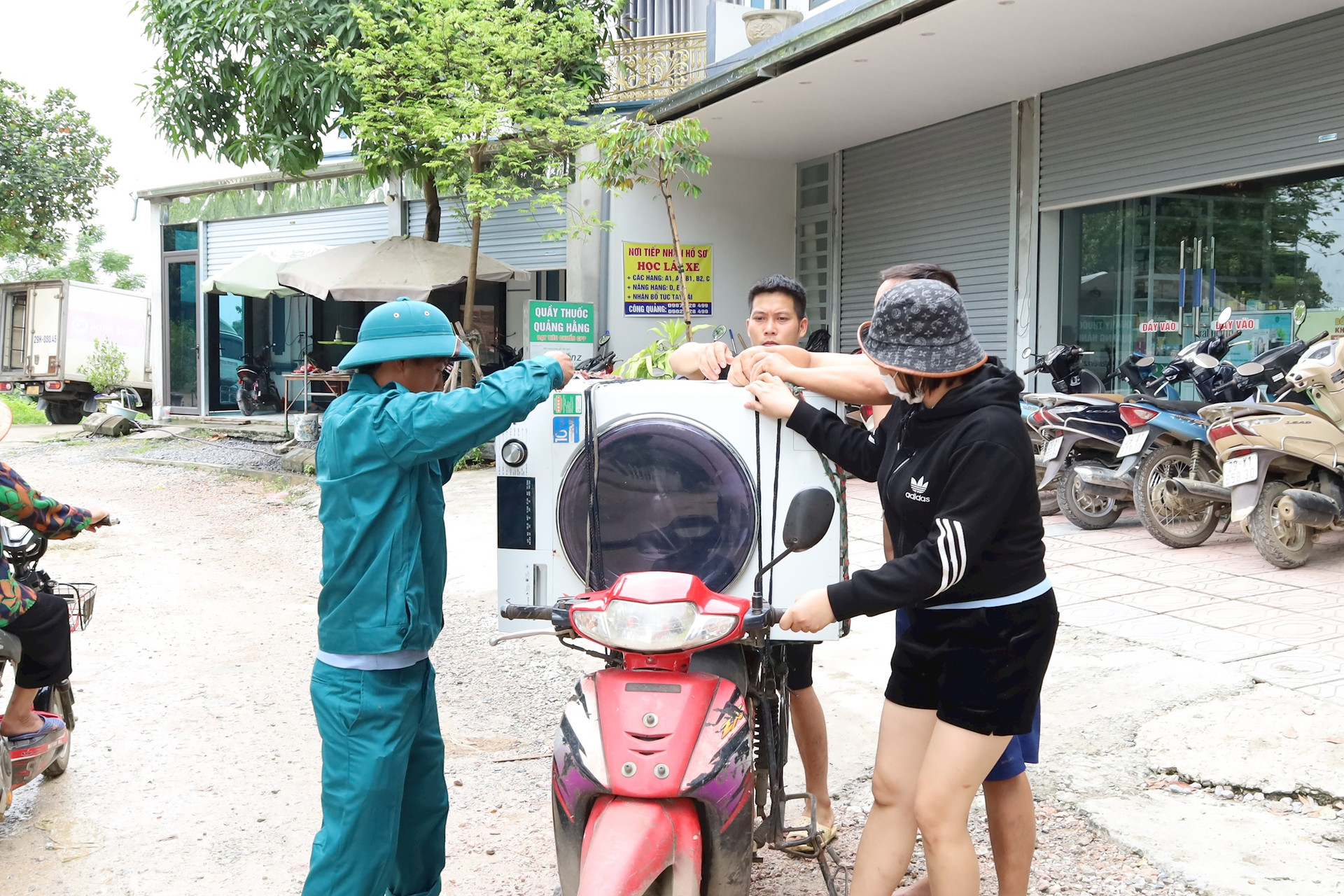 Lực lượng xung kích phòng, chống thiên tai xã Nam Phương Tiến hỗ trợ người dân di chuyển tài sản đến nơi an toàn. Ảnh: Bảo Châu