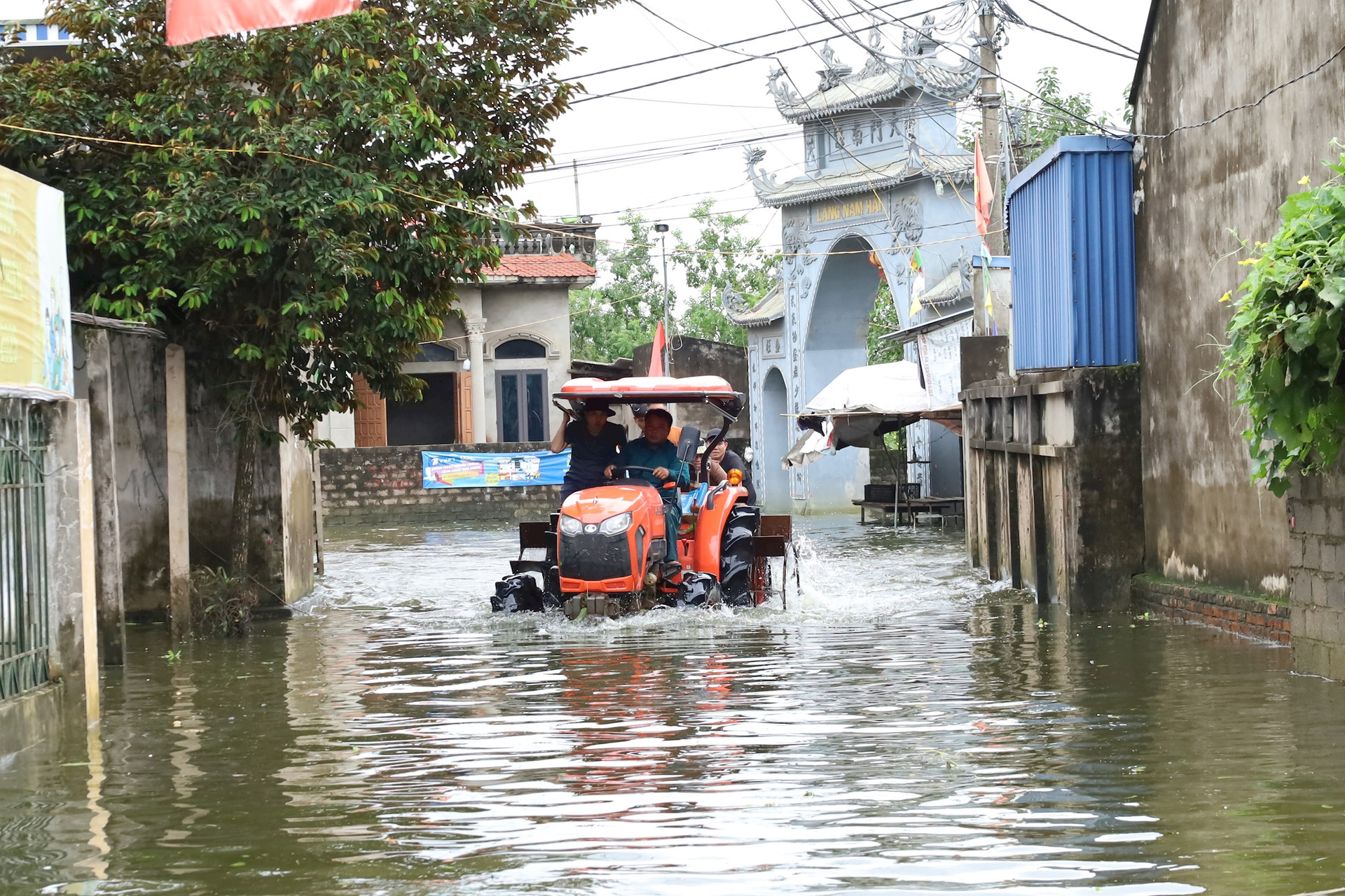 Bốn thôn của xã Nam Phương Tiến (huyện Chương Mỹ) ngày 1-8 vẫn bị nước lũ cô lập. Ảnh: Bảo Châu.