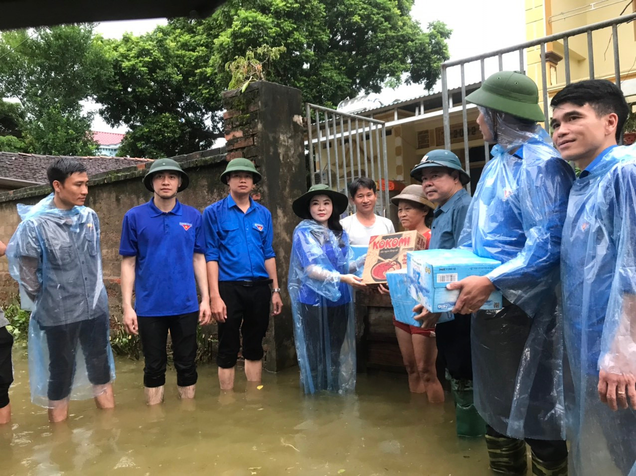 Nhiều cơ quan, đơn vị của thành phố Hà Nội tiếp tục đến thăm hỏi, tặng quà động viên người dân xã Hoàng Văn Thụ (huyện Chương Mỹ). Ảnh: Bảo Châu