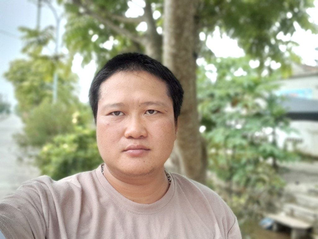 Anh Đinh Văn Hạnh, một thợ cơ khí tự do tại Hải Hậu, Nam Định là khách hàng thứ 6 may mắn trúng Giải Nhì của chương trình “Xé nhãn Trà Dr Thanh, 1 lần trúng x9 lần quà” trị giá 9 triệu đồng. (Ảnh: NVCC).