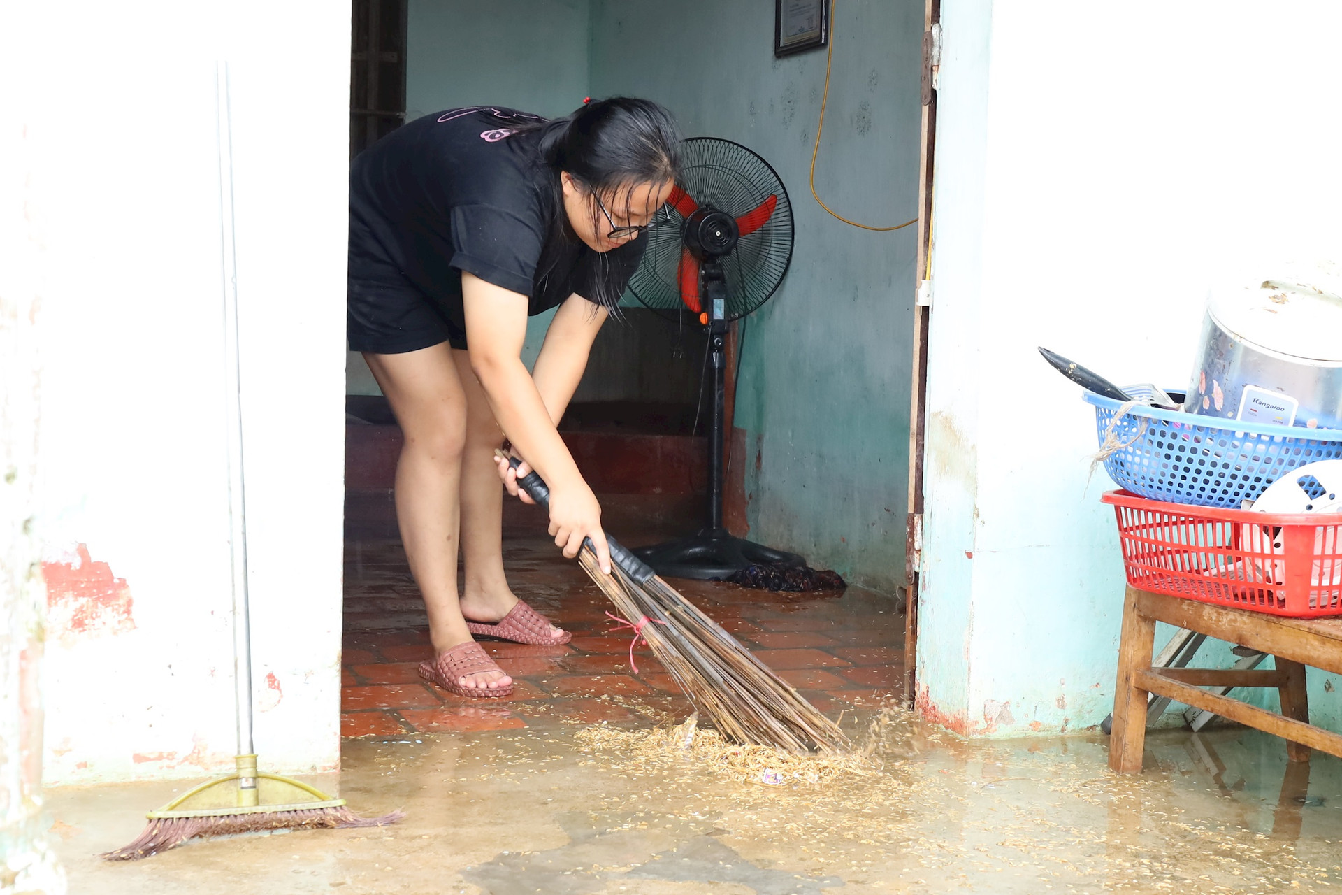 Người dân xã Hoàng Văn Thụ trở về nhà vệ sinh nhà ở sau úng ngập. Ảnh: Bảo Châu