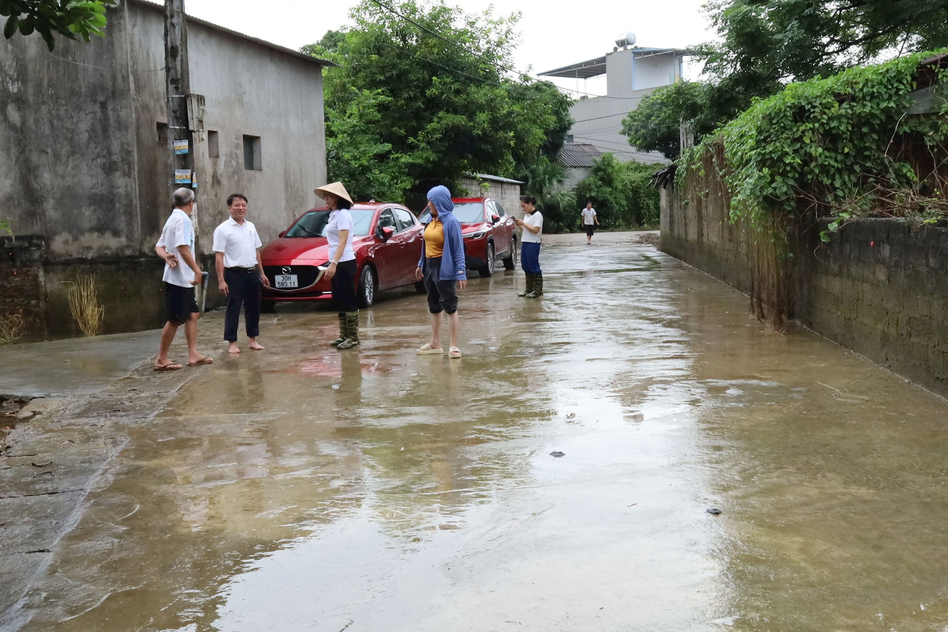 Lũ rút tới đâu, người dân huyện Chương Mỹ vệ sinh môi trường đến đó. Ảnh Bảo Châu