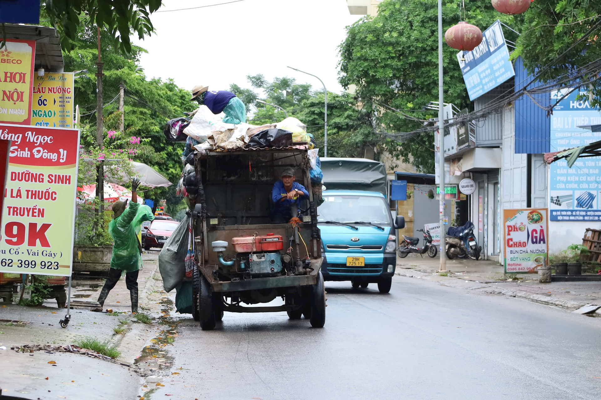 Xã Tốt Động (huyện Chương Mỹ) thu gom, vận chuyển rác. Ảnh: Bảo Châu