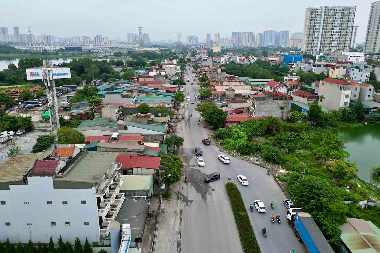 Đoạn đường đã được mở rộng vô tình tạo thành 2 nút “thắt cổ chai” khiến cho các phương tiện lưu thông khó khăn, đặc biệt vào giờ cao điểm.