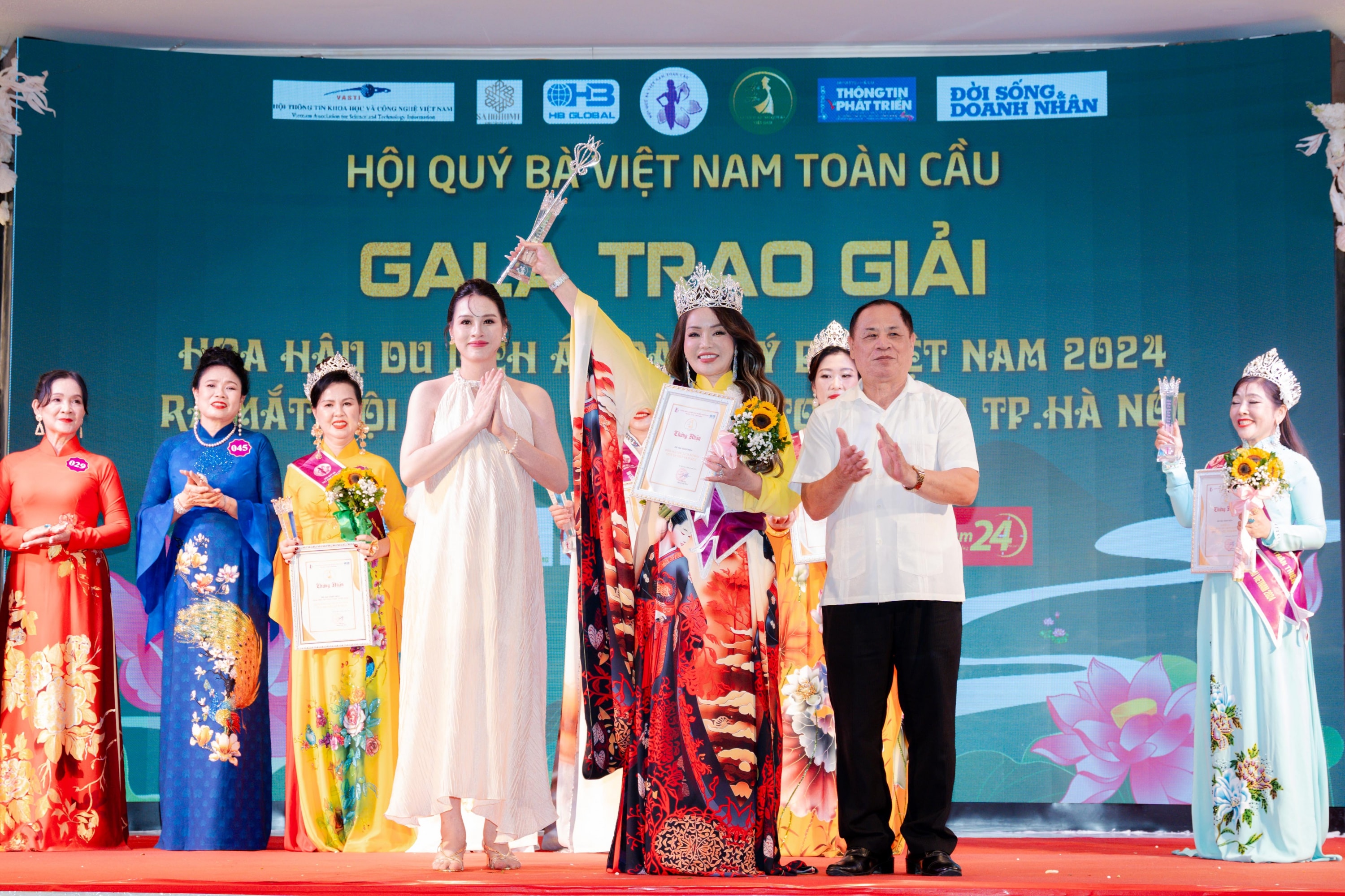Tân Hoa hậu du lịch áo dài quý bà Việt Nam 2024 gọi tên Lê Lụa Tân Hoa hậu du lịch áo dài quý bà Việt Nam 2024 gọi tên Lê Lụa