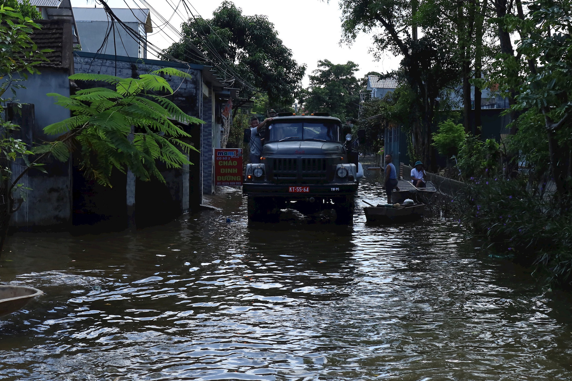 Chiều 4-8, xã Nam Phương Tiến (huyện Chương Mỹ) vẫn còn 4 khu dân cư bị nước lũ cô lập. Ảnh Bảo Châu