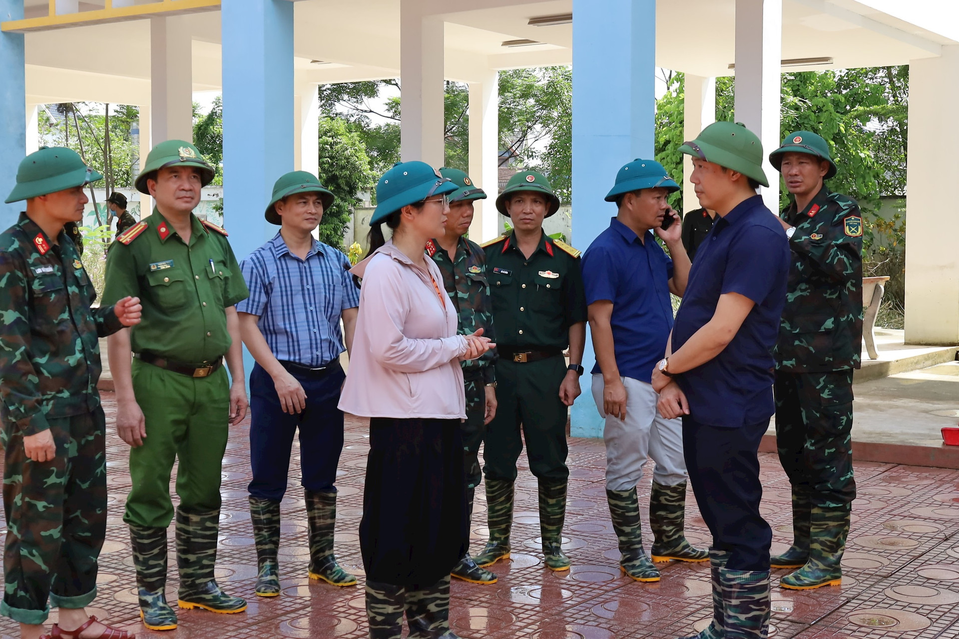 Chủ tịch UBND huyện Chương Mỹ Nguyễn Anh Đức kiểm tra, chỉ đạo, động viên các lực lượng hỗ trợ địa phương khắc phục hậu quả mưa lũ. Ảnh Bảo Châu