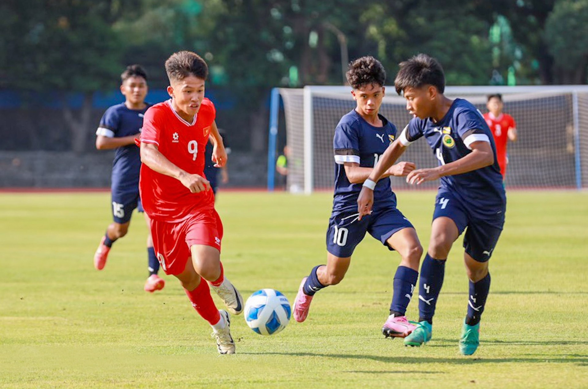 Một pha bóng trong trận đội tuyển U16 Việt Nam (áo đỏ) gặp U16 Brunei tại vòng chung kết U16 Đông Nam Á 2024. Ảnh: VFF