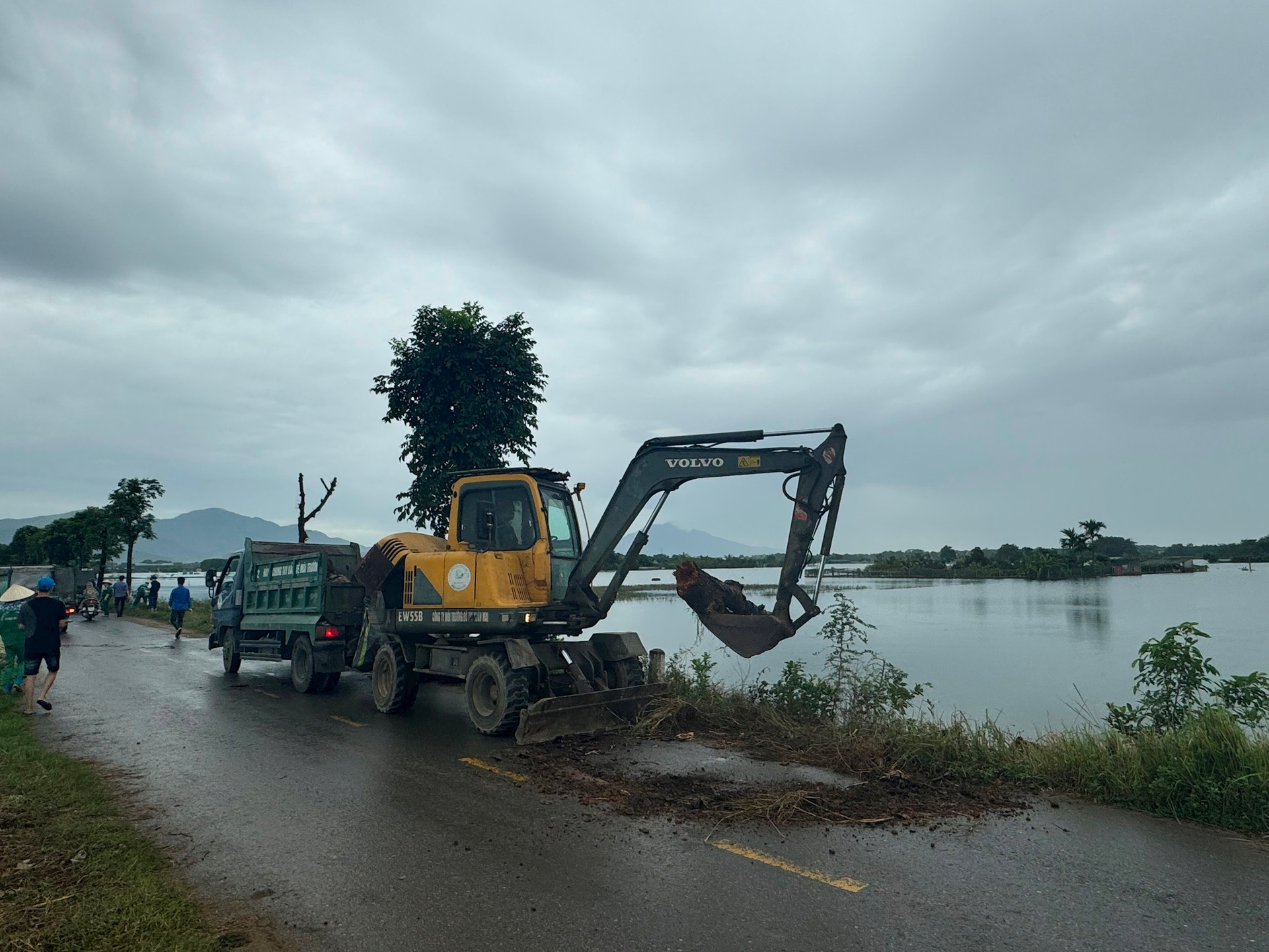 Huy động máy móc xử lý mạch đùn qua bờ bao trên địa bàn xã Tuyết Nghĩa. Ảnh: Hoàng Sơn