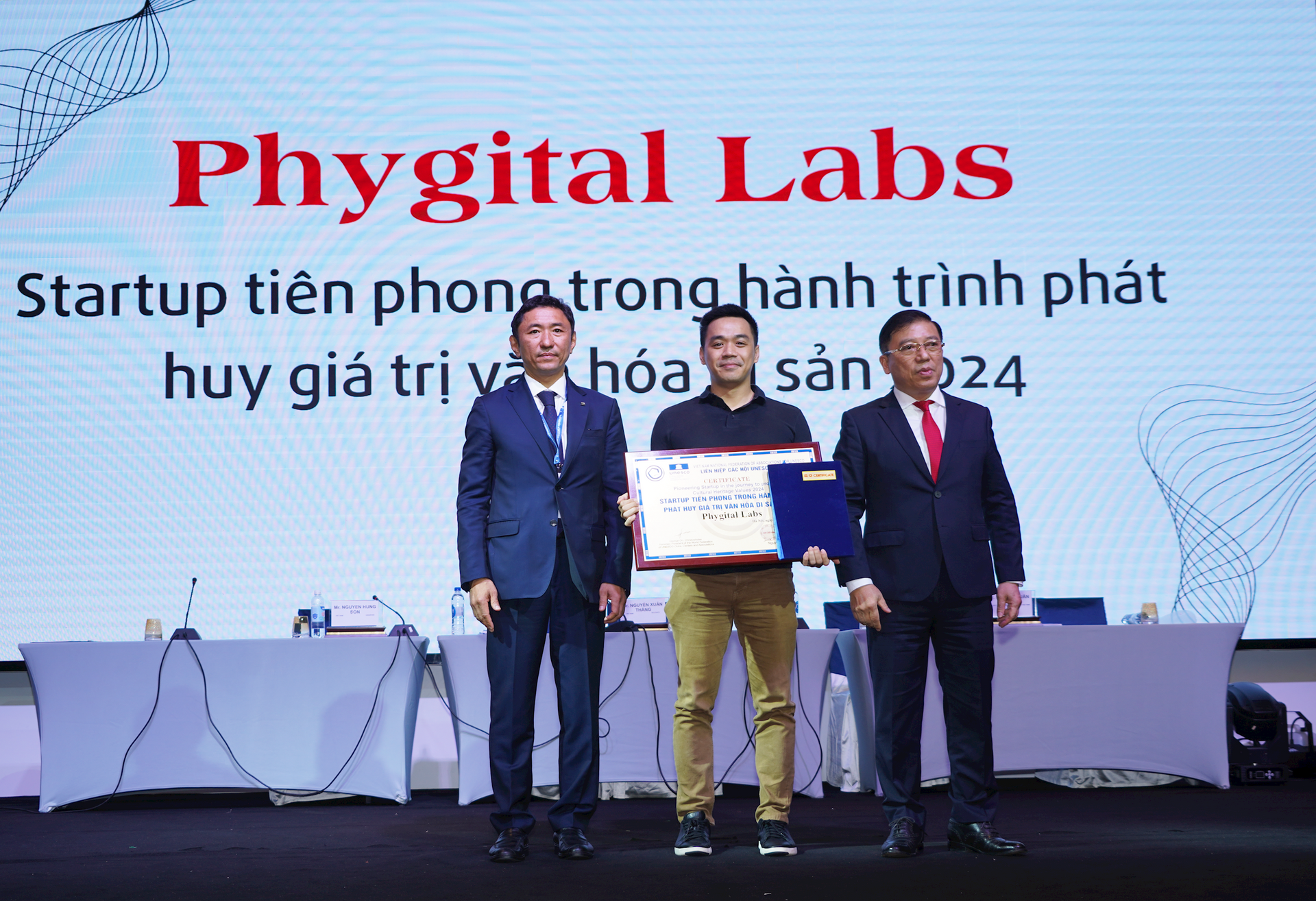 nam-do-co-founder-cto-phygital-labs-dai-dien-cong-ty-nhan-bang-khen.png