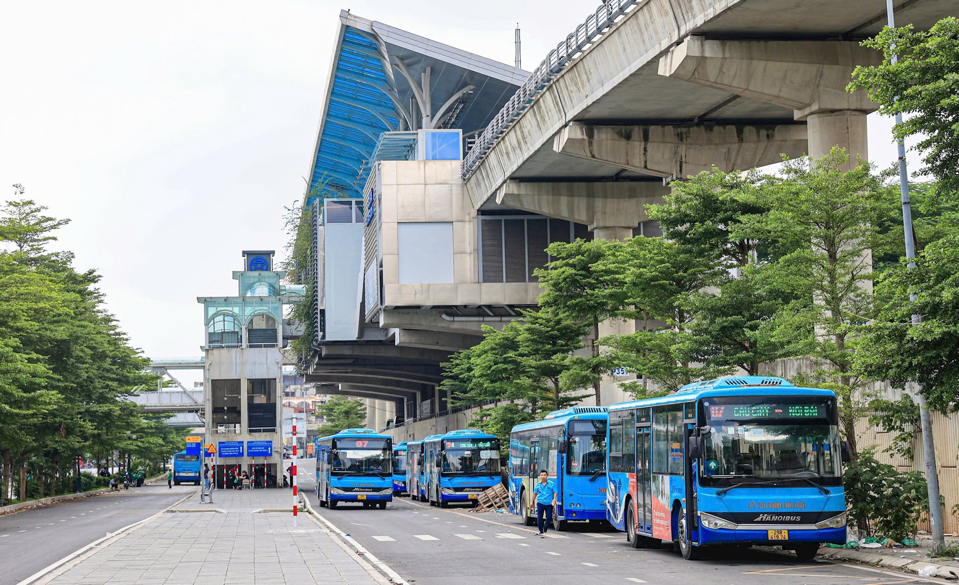 Hà Nội bố trí 36 tuyến buýt kết nối với tuyến đường sắt đô thị Nhổn - ga Hà Nội. Ảnh: Tạ Hải.