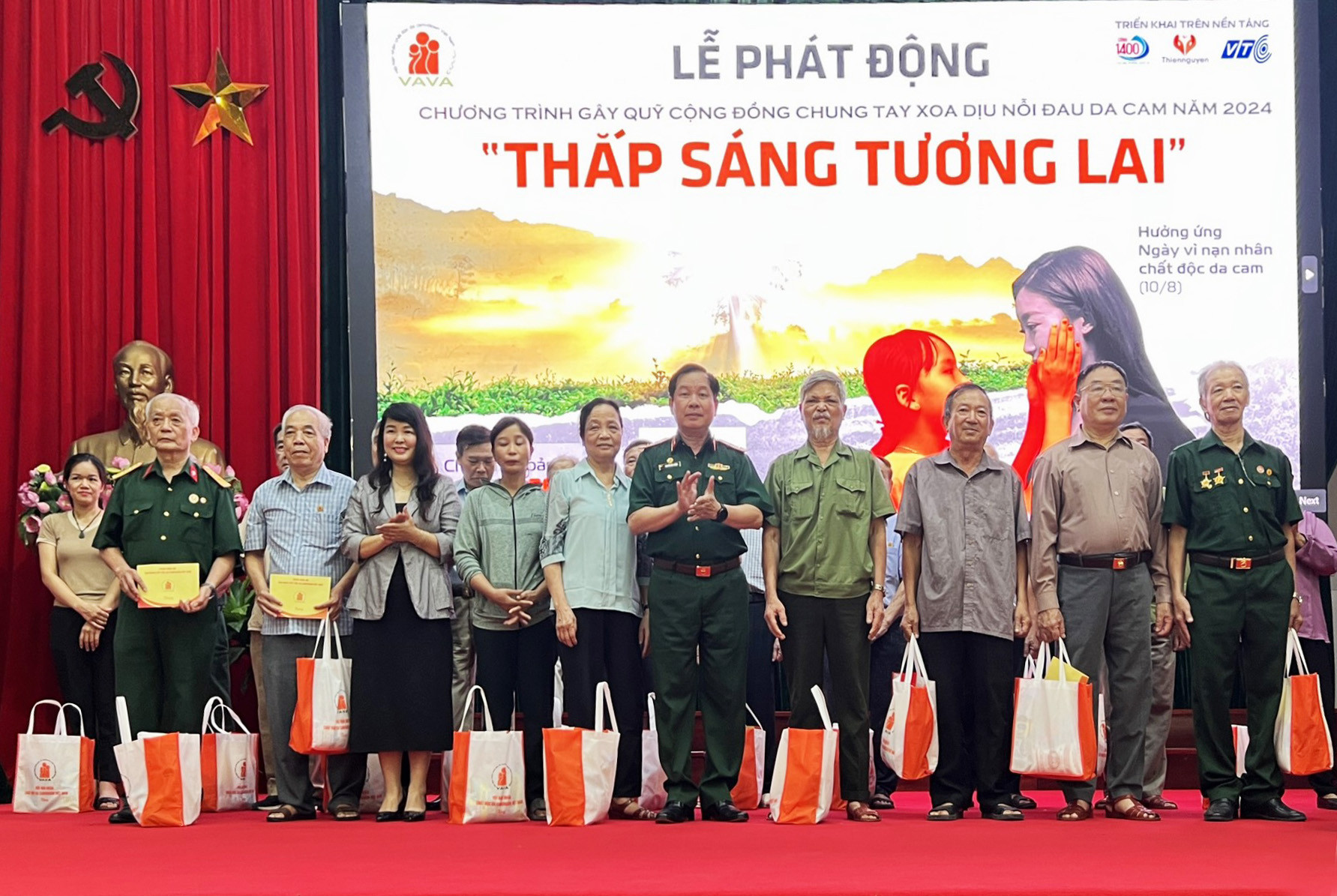 hoi-nan-nhan-chat-doc-da-camdioxin-viet-nam-phoi-hop-voi-cac-don-vi-tang-qua-cho-nan-nhan-chat-doc-da-camdioxin-tai-chuong-trinh-chung-tay-xoa-diu-noi-dau-da-cam-nam-2024-..jpg