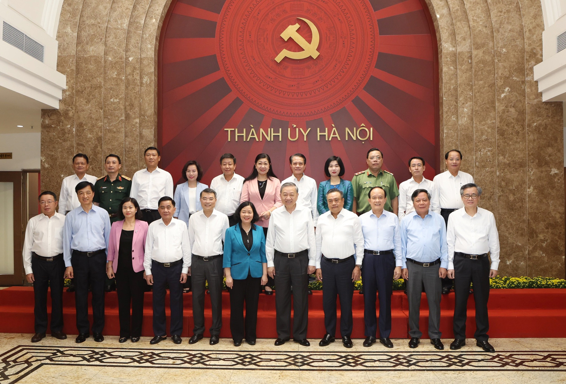 tong-bi-thu-chu-tich-nuoc-to-lam-voi-ban-thuong-vu-thanh-uy-ha-noi-va-cac-dai-bieu-chup-anh-luu-niem.-anh-viet-thanh.jpg