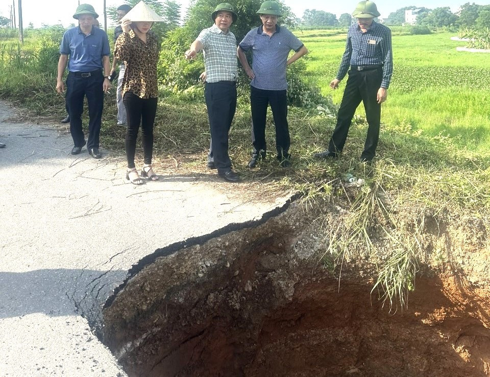 Lãnh đạo các cơ quan chức năng kiểm tra, đánh giá, thống nhất phương án khắc phục sự cố sập cống gây sụt lún đoạn đê hữu Cầu. Ảnh Bảo Châu