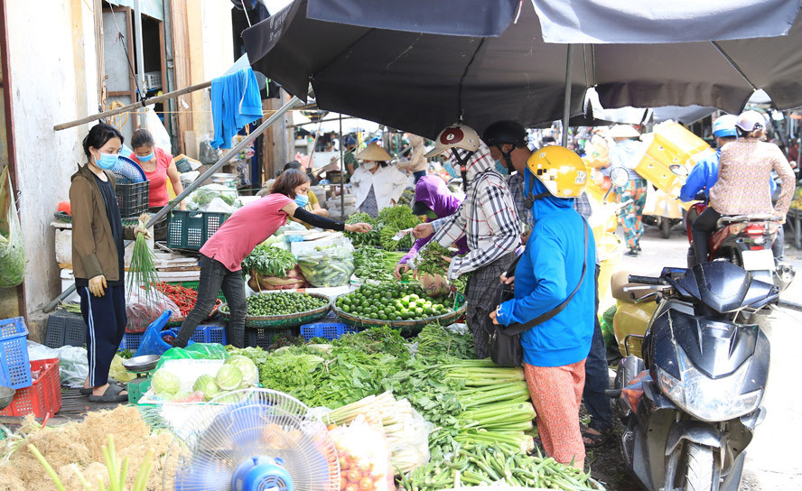 khach-mua-hang-tai-cho-dau-moi-phia-nam-quan-hoang-mai-.-anh-thanh-hien.jpg