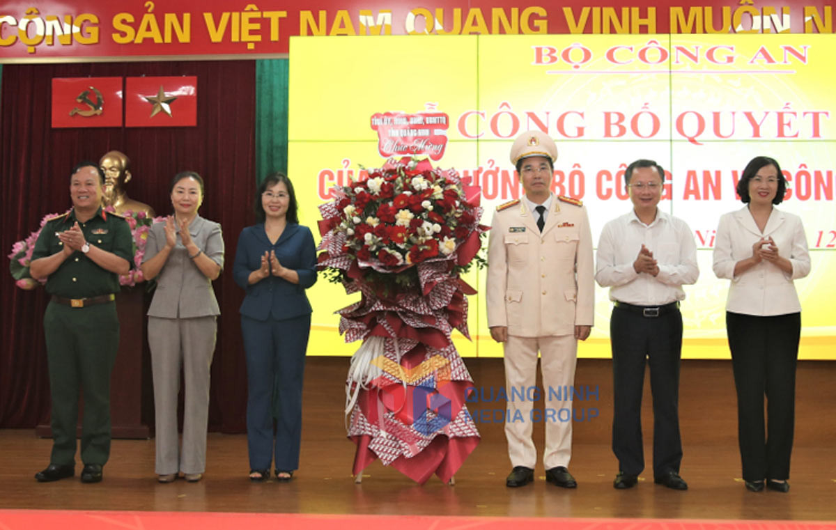 Lãnh đạo Tỉnh ủy, HĐND, UBND tỉnh Quảng Ninh tặng hoa chúc mừng Đại tá Trần Văn Phúc. Ảnh: Trung tâm truyền thông Quảng Ninh