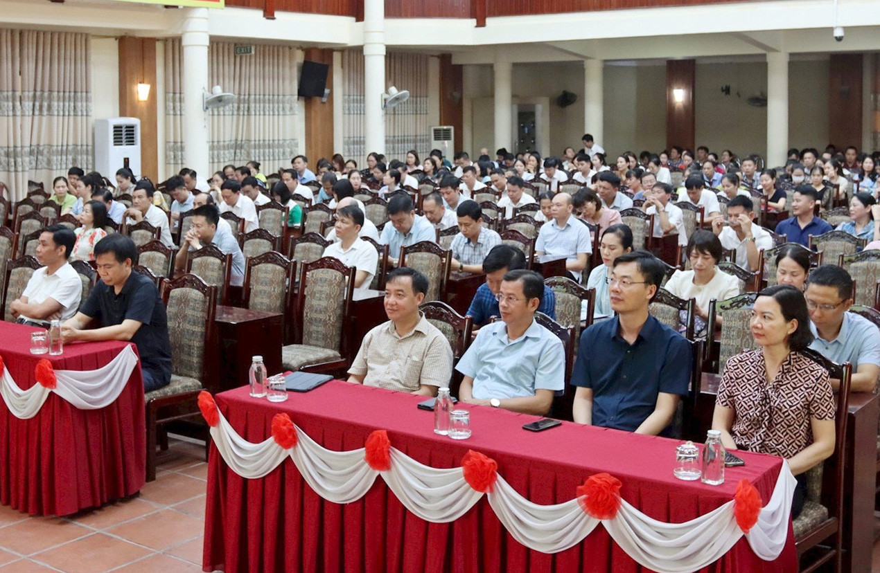 can-bo-dang-vien-thi-xa-son-tay-nghe-quan-triet-noi-dung-quy-dinh-so-144-qdtu-ngay-9-5-2024-cua-bo-chinh-tri-ve-chuan-muc-dao-duc-cach-mang-cua-can-bo-dang-vien-trong-giai-doan-moi-thang-6-2024..jpg