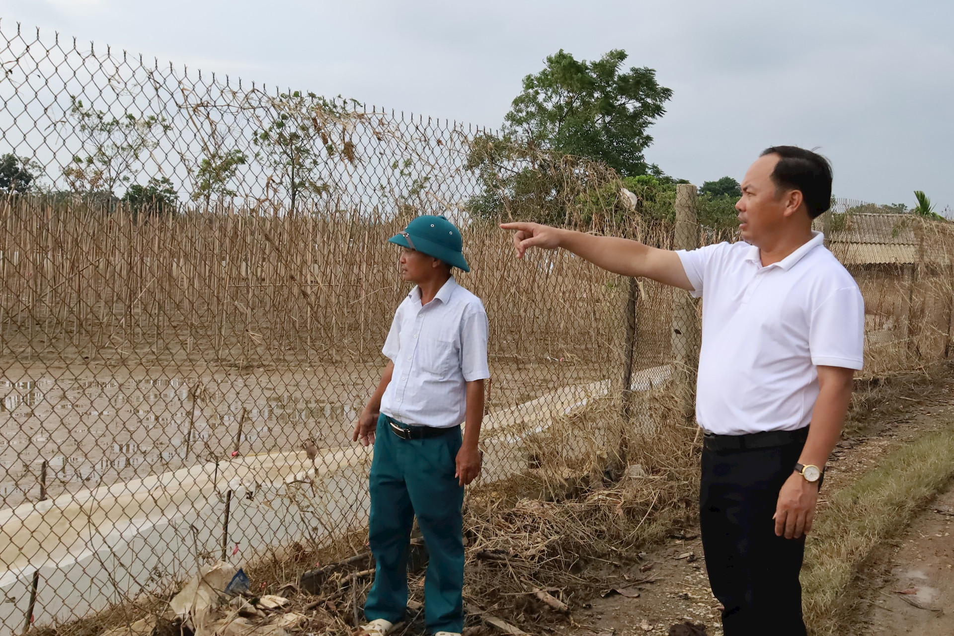 Lũ rút để lại nhiều bãi đất trống, giàn trồng dưa leo. Ảnh Bảo Châu