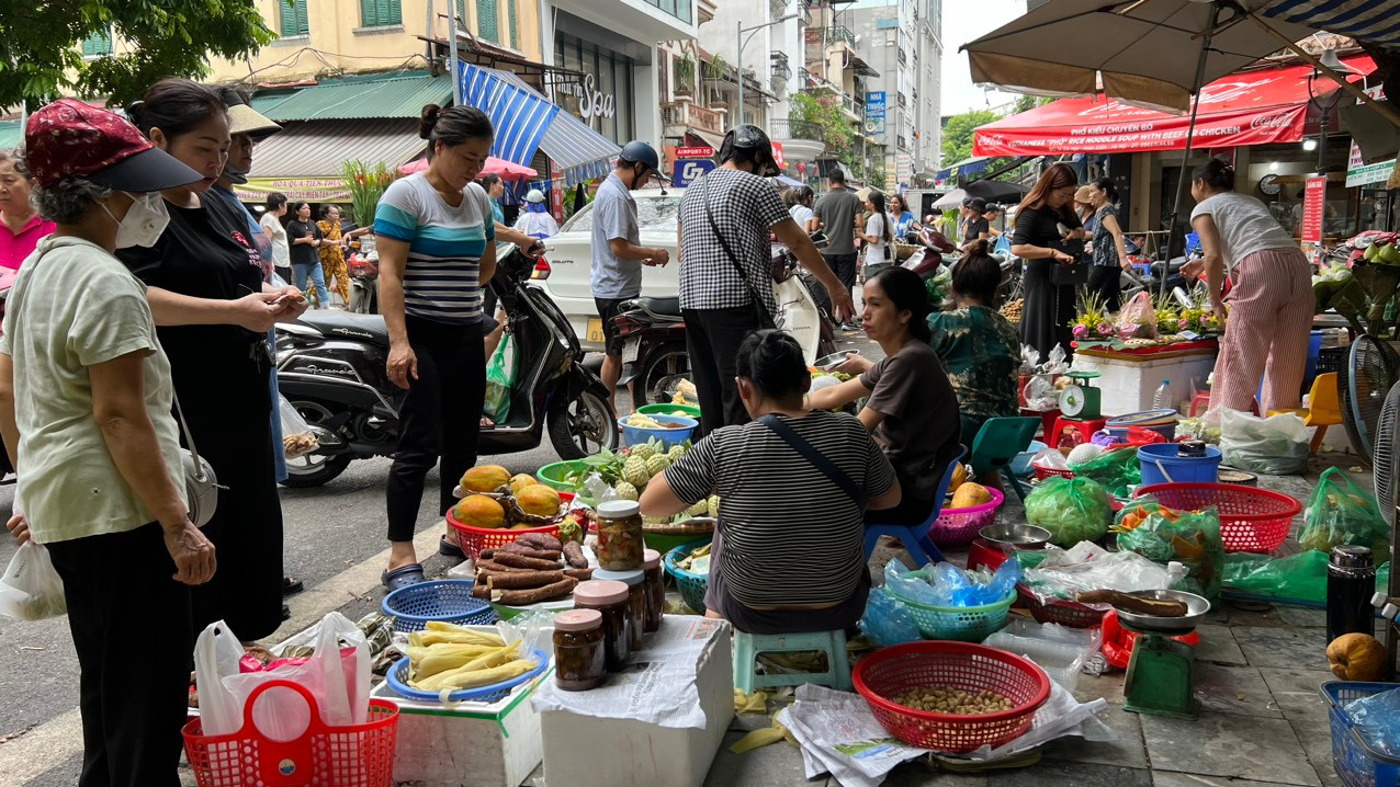 Người dân mua sắm thực phẩm tại chợ Nguyễn Công Trứ sáng 15-8. Ảnh: Lam Giang