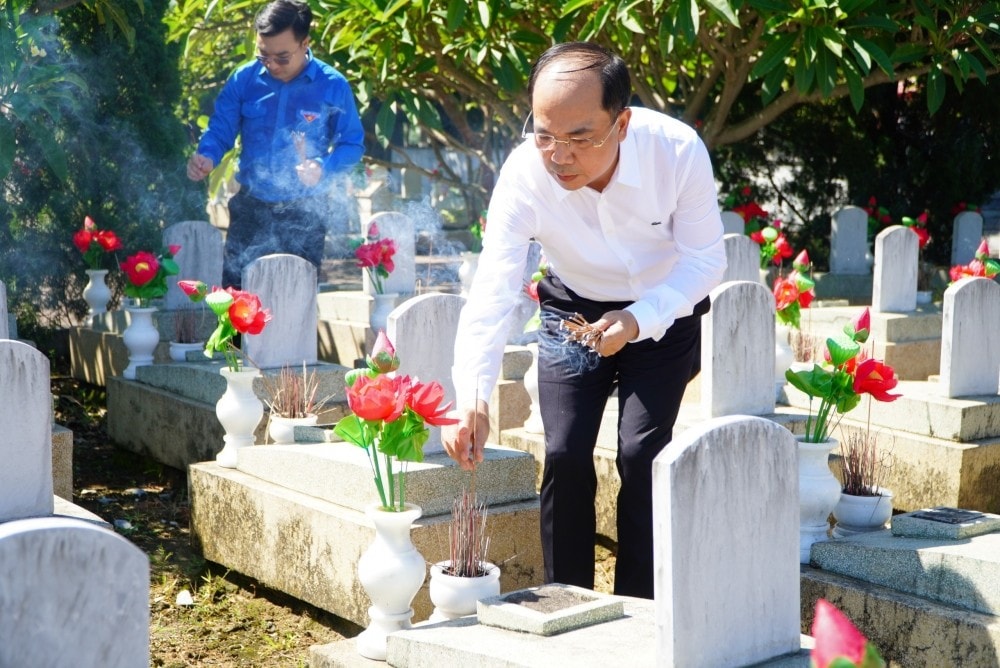 Tổng Biên tập báo Tuổi trẻ Thủ đô Nguyễn Mạnh Hưng thắp hương tại phần mộ các Anh hùng liệt sĩ Tổng Biên tập báo Tuổi trẻ Thủ đô Nguyễn Mạnh Hưng thắp hương tại phần mộ các Anh hùng liệt sĩ