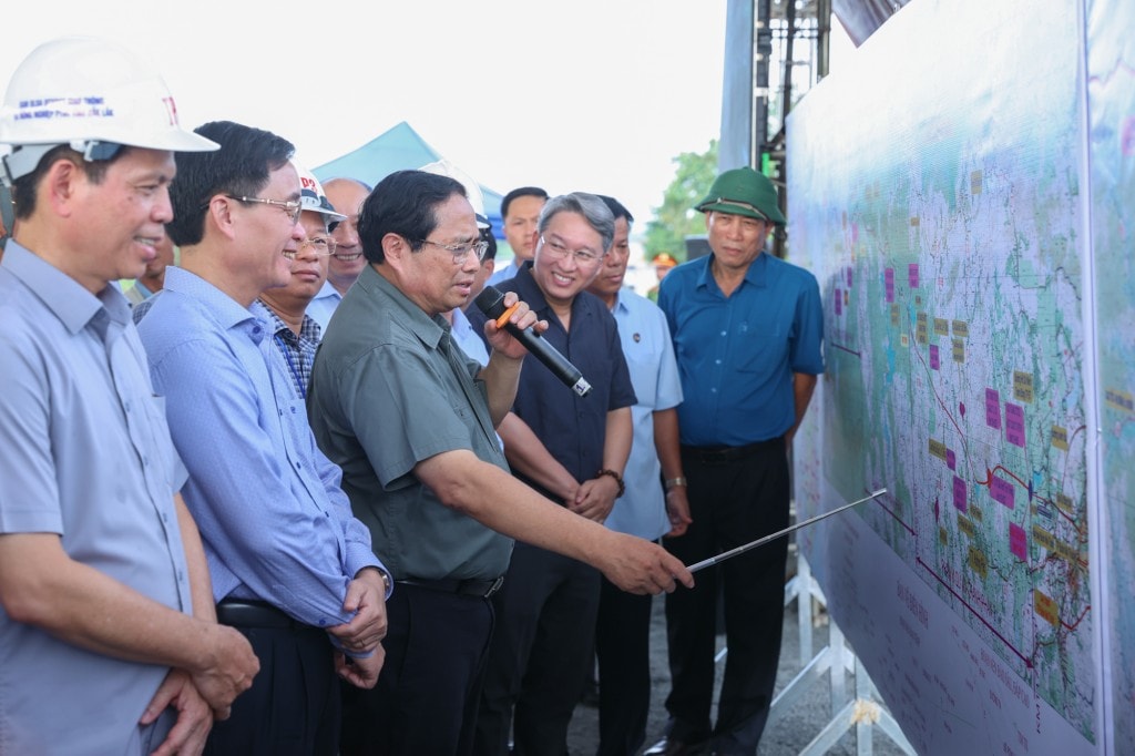 Thủ tướng Phạm Minh Chính xem bản đồ tuyến dự án đường bộ cao tốc Khánh Hòa - Buôn Ma Thuột - Ảnh: VGP/Nhật Bắc