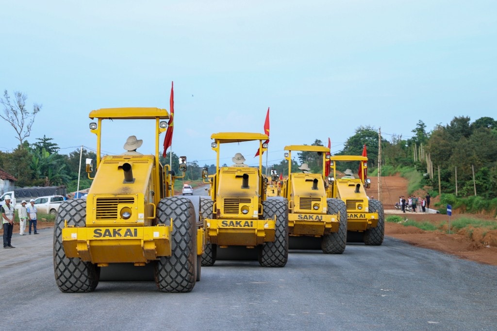 Các đơn vị tổ chức thi công linh hoạt phù hợp thời tiết khắc nghiệt, nắng mưa thất thường, lao động miệt mài, hăng say với tinh thần “vượt nắng thắng mưa”, “coi mưa to là mưa nhỏ, mưa nhỏ là không mưa” - Ảnh: VGP/Nhật Bắc