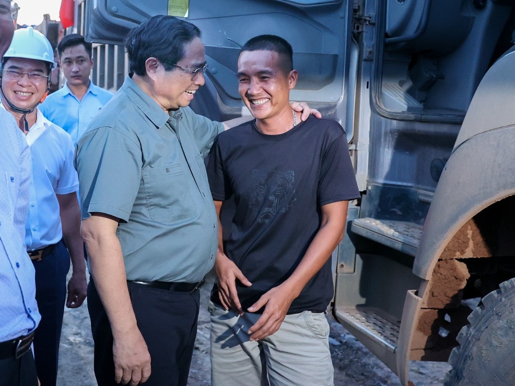Thủ tướng động viên, thăm hỏi đội ngũ cán bộ, công nhân, người lao động trên công trường - Ảnh: VGP/Nhật Bắc