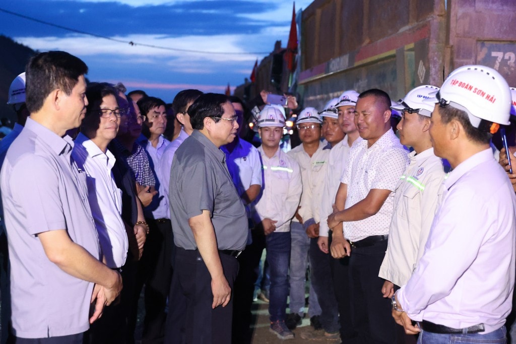 Thủ tướng thị sát đoạn tuyến cao tốc đi qua địa bàn xã Cư Elang, huyện Ea Kar, do Tập đoàn Sơn Hải thi công - Ảnh: VGP/Nhật Bắc