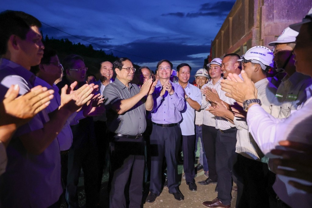 Thủ tướng mong cán bộ, kỹ sư, người lao động phát huy tinh thần “vượt nắng, thắng mưa”, “ăn tranh thủ, ngủ khẩn trương”, “làm ngày không đủ tranh thủ làm đêm”, từ đó tăng tốc, đẩy nhanh tiến độ thi công - Ảnh: VGP/Nhật Bắc