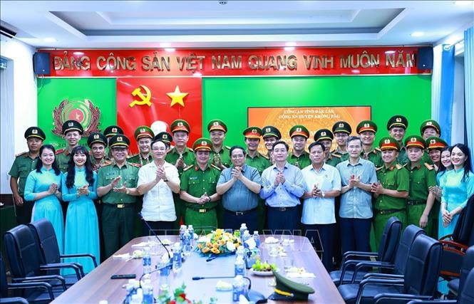 vna_potal_thu_tuong_tham_can_bo_chien_si_cong_an_huyen_krong_pak_dak_lak_stand-2-.jpg