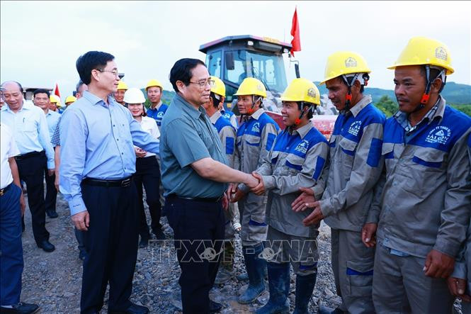 vna_potal_thu_tuong_thi_sat_cong_trinh_duong_bo_cao_toc_khanh_hoa_-_buon_ma_thuot_stand-2-.jpg