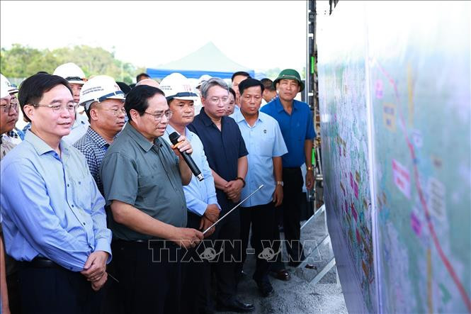 vna_potal_thu_tuong_thi_sat_cong_trinh_duong_bo_cao_toc_khanh_hoa_-_buon_ma_thuot_stand-7-.jpg