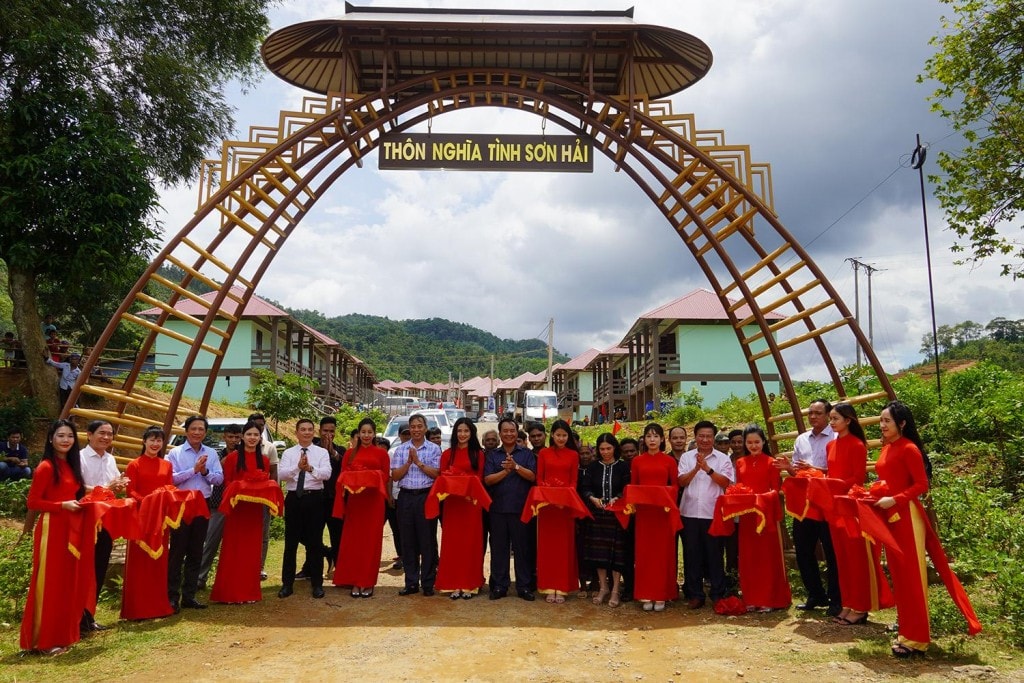 Các đại biểu cắt băng khánh thành “thôn Nghĩa tình Sơn Hải” (Ảnh quangtri.gov)