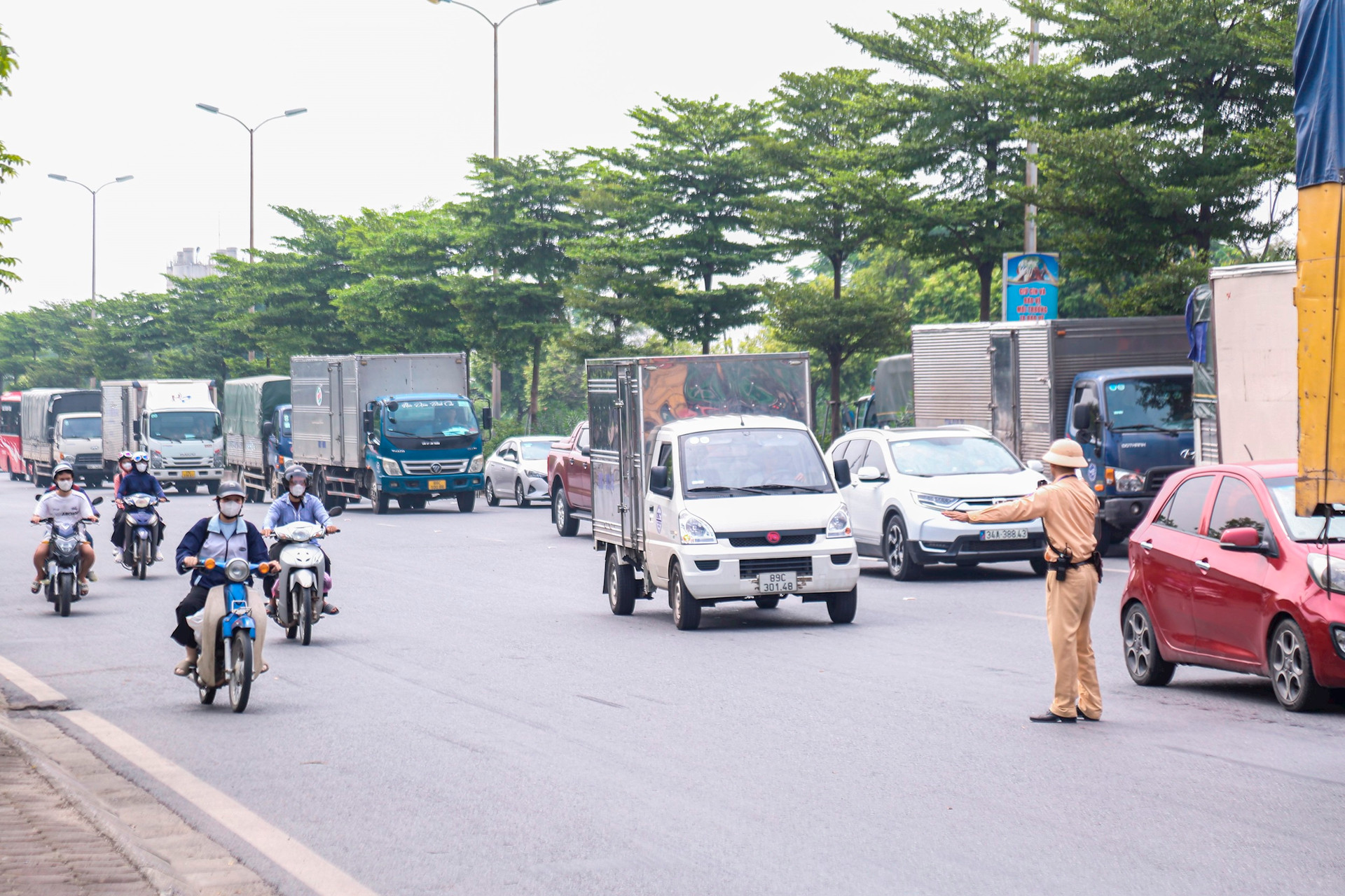 Kiểm soát tình hình giao thông trên quốc lộ 5. Ảnh: Chu Dũng