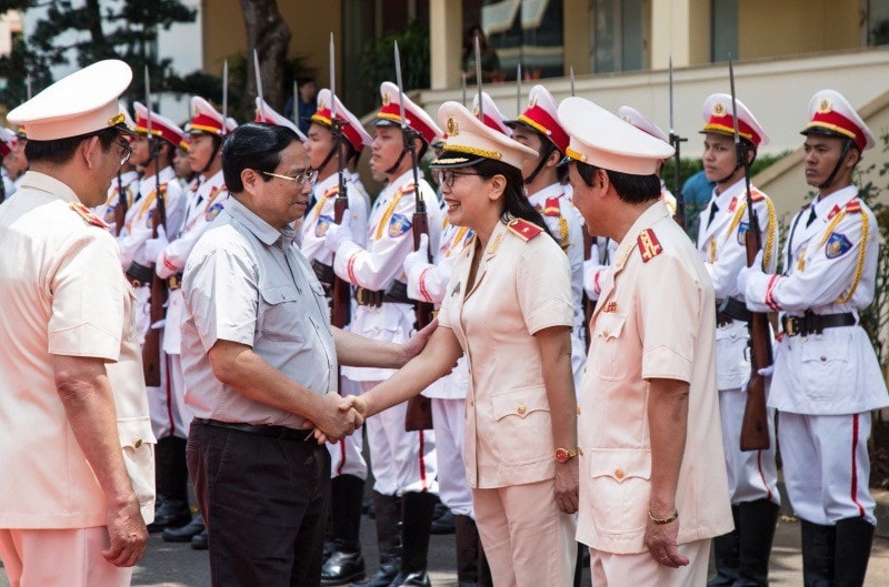 Thủ tướng Chính phủ Phạm Minh Chính đã đến thăm, động viên cán bộ, chiến sĩ Công an tỉnh Đắk Lắk ( Thủ tướng Chính phủ Phạm Minh Chính đã đến thăm, động viên cán bộ, chiến sĩ Công an tỉnh Đắk Lắk (