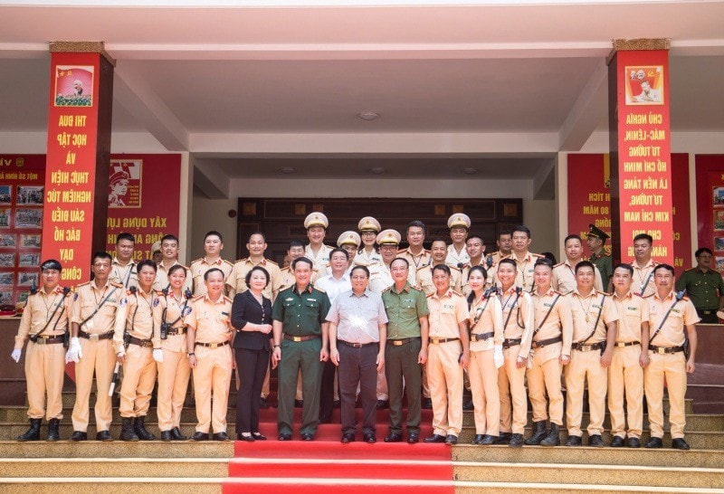 Thủ tướng Chính phủ Phạm Minh Chính cùng đoàn công tác chụp ảnh lưu niệm với cán bộ, chiến sĩ Công an tỉnh Thủ tướng Chính phủ Phạm Minh Chính cùng đoàn công tác chụp ảnh lưu niệm với cán bộ, chiến sĩ Công an tỉnh