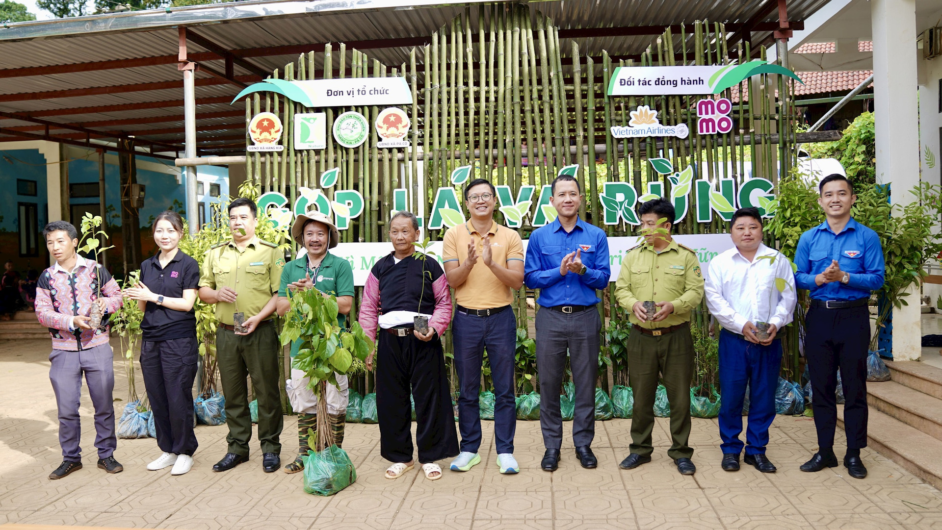 anh-1.-dai-dien-vietnam-airlines-cung-bi-thu-doan-thanh-nien-bo-tai-nguyen-va-moi-truong-trao-tang-cay-cho-ubnd-xa-hang-kia-pa-co.jpg