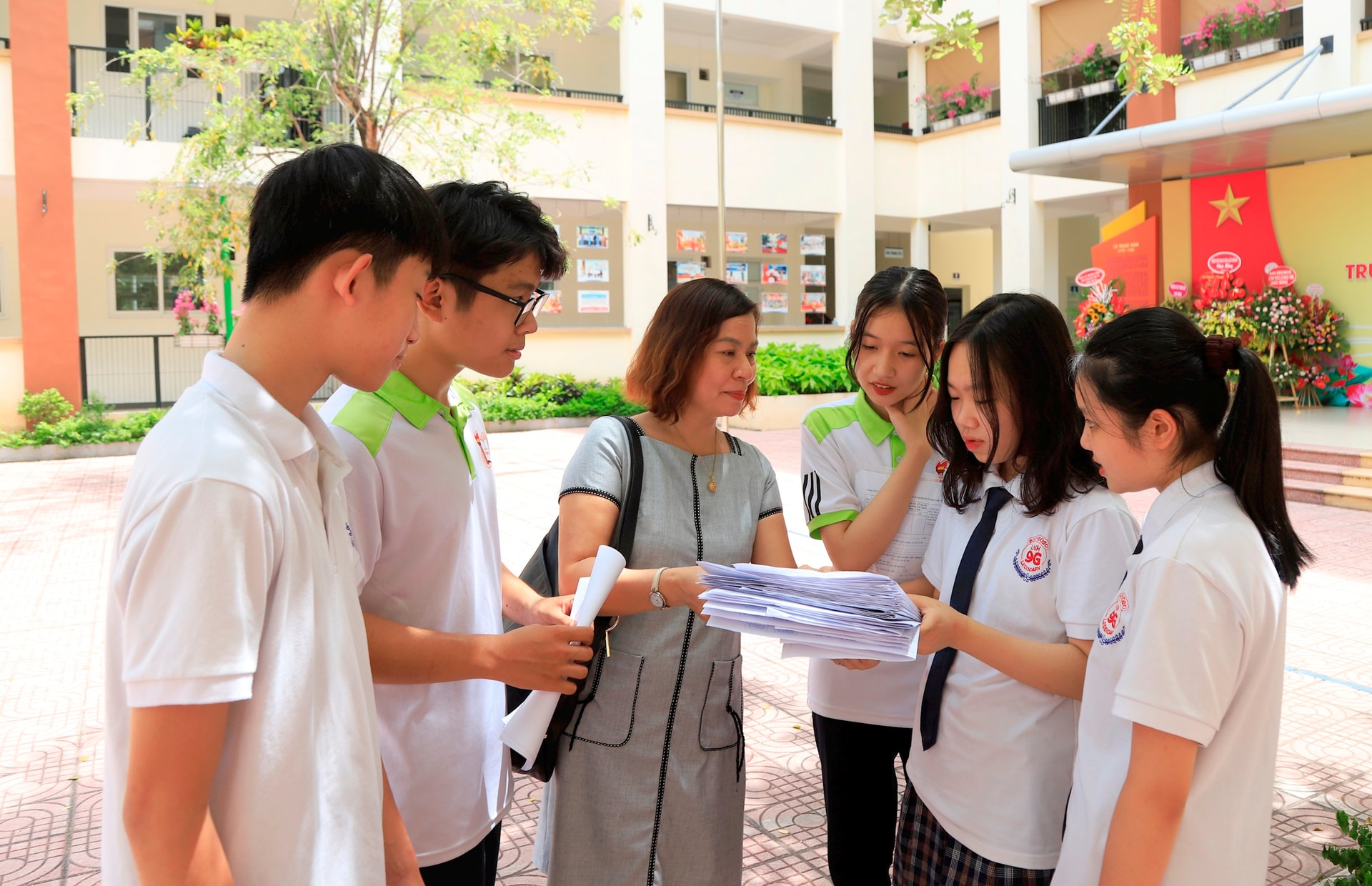 cac-truong-hoc-cua-ha-noi-dua-noi-dung-giao-duc-nguoi-ha-noi-thanh-lich-van-minh-vao-giang-day-gop-phan-giao-duc-loi-song-hanh-vi-ung-xu-cua-hoc-sinh..jpg