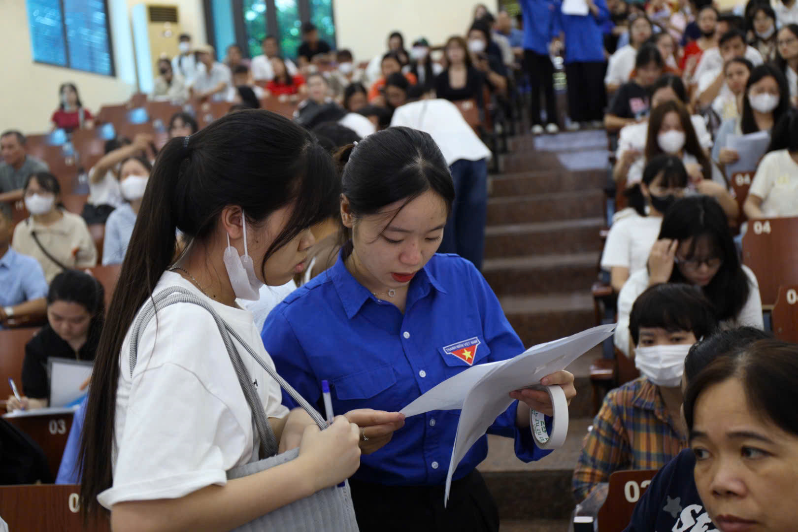 Tân sinh viên được hỗ trợ tối đa trong quá trình làm thủ tục nhập học. Ảnh: CTV