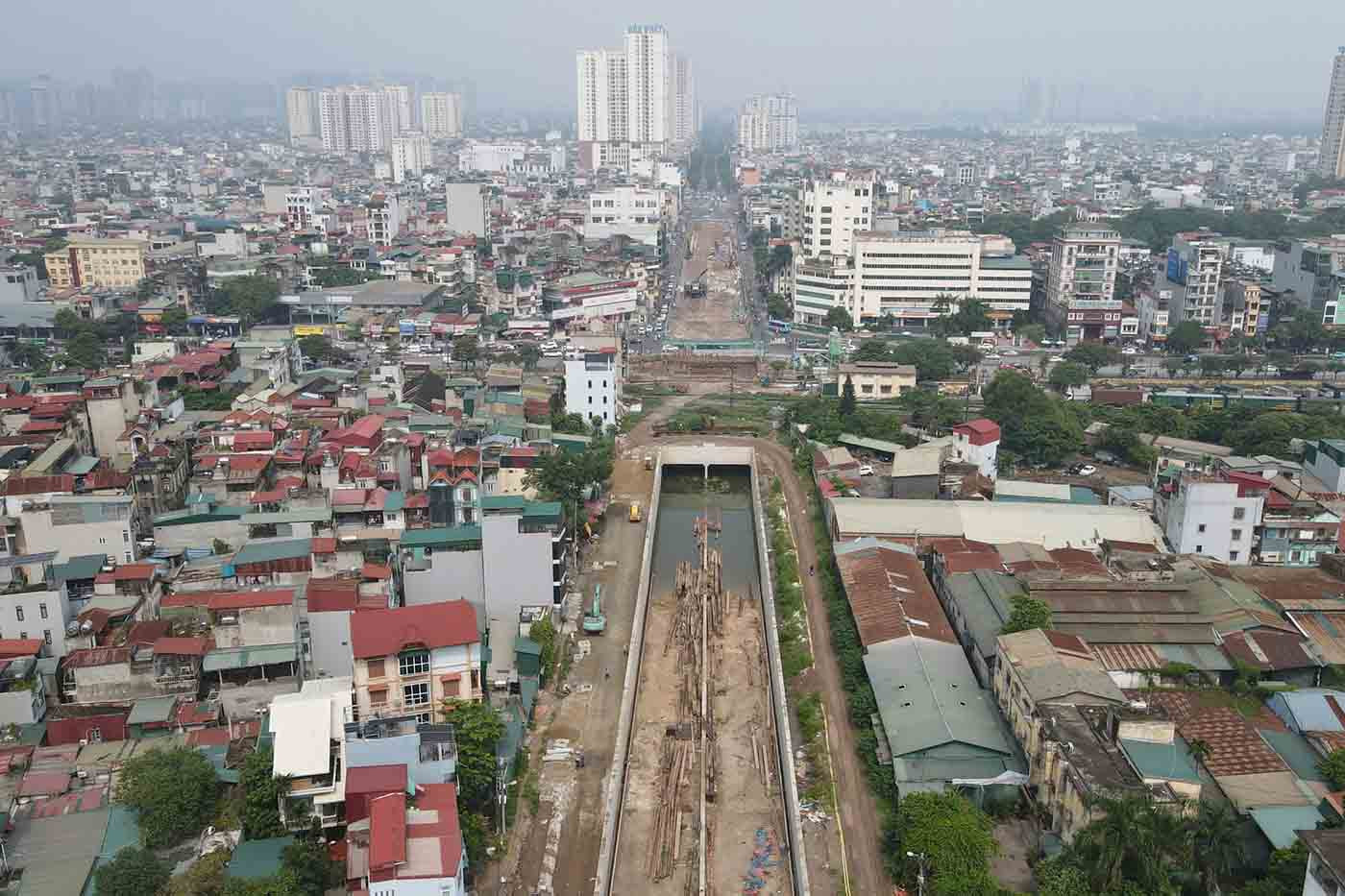 Ông Hồ Đức Phúc, Giám đốc Ban điều hành hầm chui Kim Đồng cho biết, đến nay dự án đạt khoảng gần 50% khối lượng theo tiến độ. Trong đó hầm chui phía Đầm Hồng đã cơ bản hoàn thiện đường dẫn, hầm mở, kết cấu hầm. Tuy nhiên, phía Đầm Hồng hiện vẫn còn vướng mắc mặt bằng khi còn một hộ dân tái chiếm, 1 trạm biến áp chưa thể di dời.