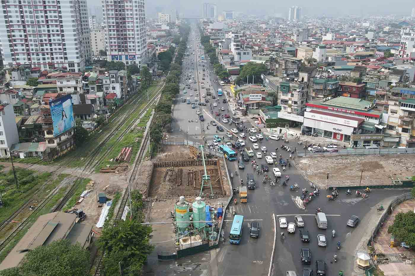 Lần đầu tiên một dự án làm hầm chui ở Hà Nội qua đường sắt nên công tác thi công được nhà thầu cho biết phải hết sức cẩn thận, kỹ lưỡng.