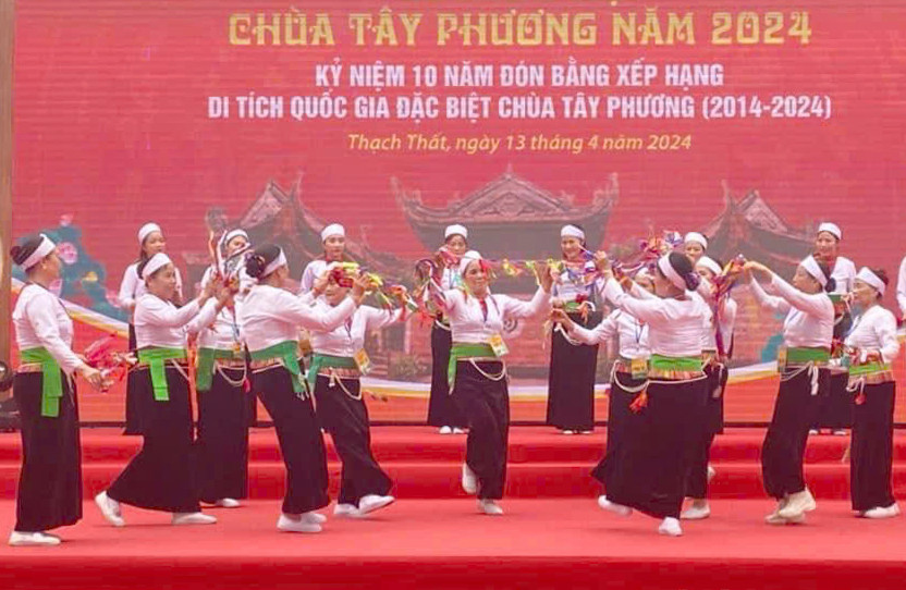 nguoi-dan-toc-muong-xa-yen-binh-huyen-thach-that-bieu-dien-cac-tiet-muc-mua-hat..jpg