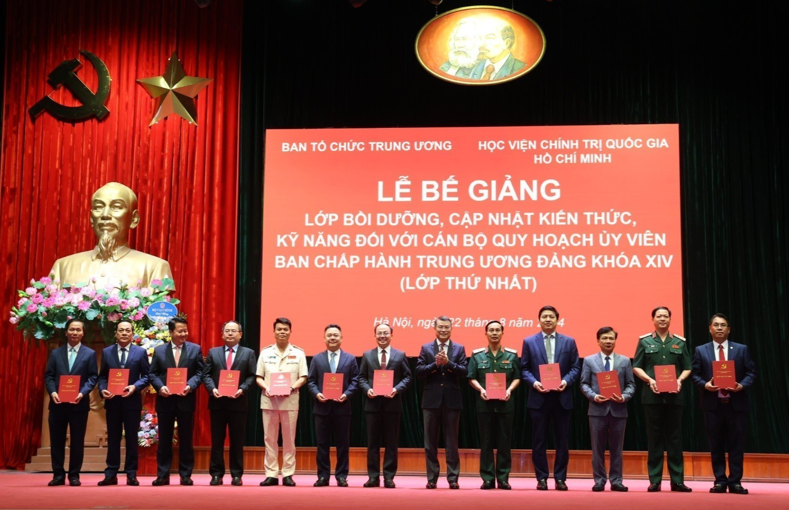 truong-ban-to-chuc-trung-uong-le-minh-hung-trao-giay-chung-nhan-cho-cac-hoc-vien.-anh-ttxvn.jpg