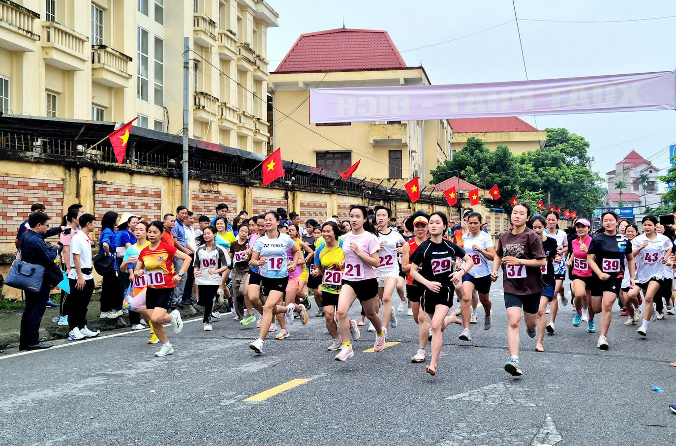 cac-van-dong-vien-nu-tham-gia-giai-chay-tai-huyen-hoai-duc.-anh-anh-duong.jpg