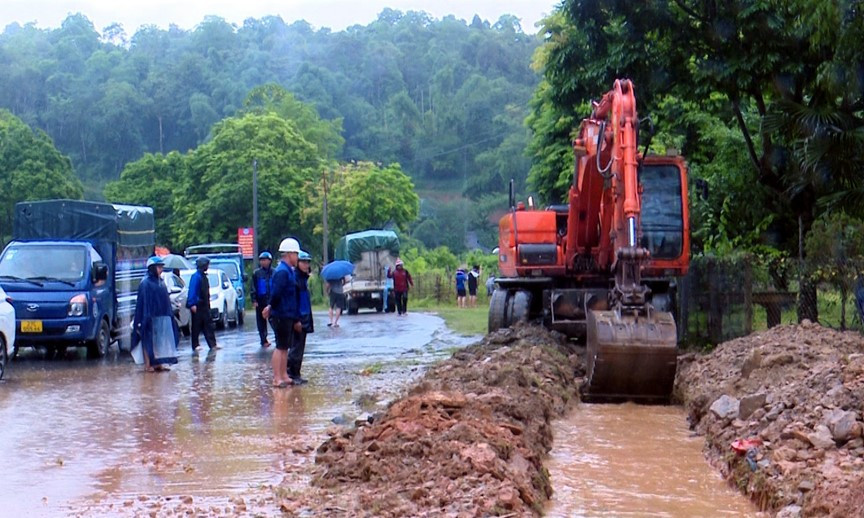 Các cơ quan chức năng đào rãnh thoát nước khắc phục tình trạng ngập cục bộ tại bản Pá Tra, xã Ẳng Tở, huyện Mường Ảng (tỉnh Điện Biên). Ảnh Báo Điện Biên Phủ