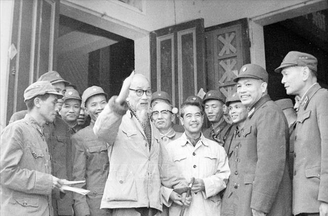 chu-tich-ho-chi-minh-tham-bo-doi-phong-khong-khong-quan-thang-2-1969.-anh-ttxvn.jpg